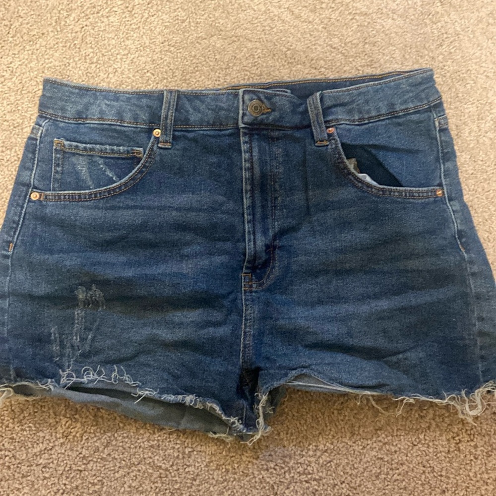 Jean shorts, dark wash. LIKE BRNAD NEW WORN A FEW TIMES!